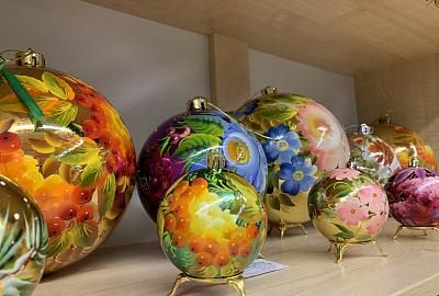 Подносы и шары с тагильской росписью украсили новогоднюю ёлку Свердловской области на выставке «Россия»