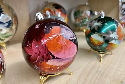 Подносы и шары с тагильской росписью украсили новогоднюю ёлку Свердловской области на выставке «Россия»