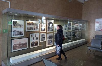 Фотовыставка к 300-летию города открылась на железнодорожном вокзале города