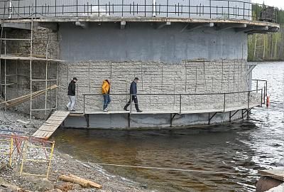 На гидротехническом сооружении Верхне-Выйского водохранилища специалисты приступили к заключительному этапу ремонта