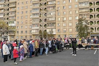 С пирогами и словами благодарности отметили окончание ремонта  двора жители дома по улице Дружинина, 39